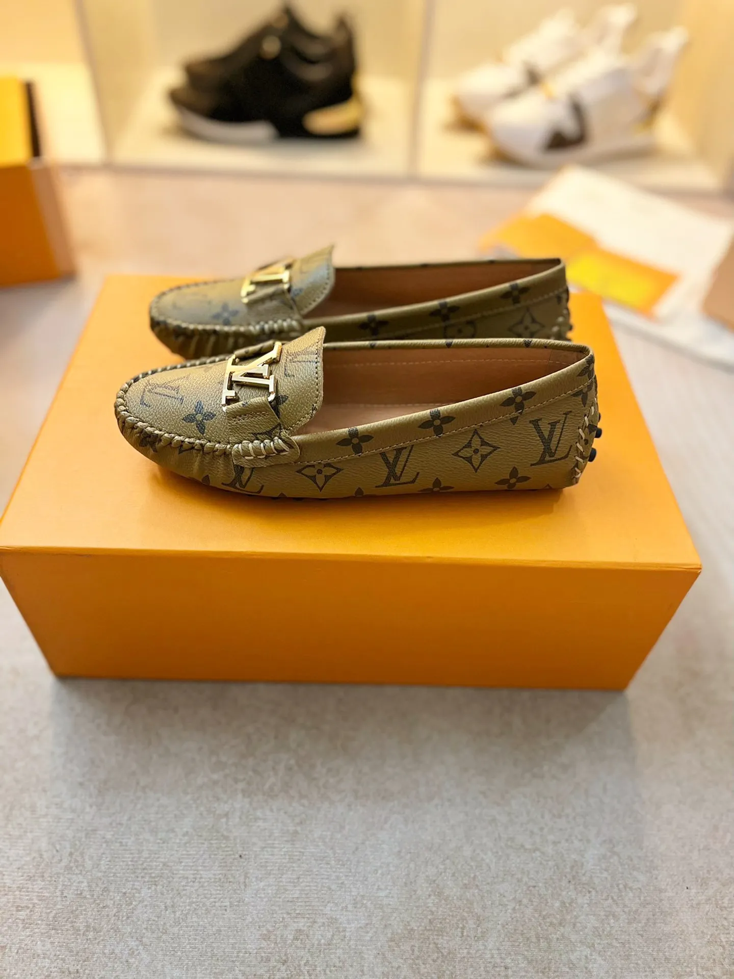 p460💰Couple model❤️🇫🇷 𝙇𝙤𝙪𝙞𝙨 𝙑𝙪𝙞𝙩𝙩𝙤𝙣 🇫🇷Louis Vuitton 2023 Classic𝓛𝓿 𝓣𝓻𝓪𝓲𝓷𝓮𝓻 Sports Series ➪➪➪¯ [Arizona Doudou Shoes Series] ▪️▪️▪️Arizona slip-on shoes are made of Monogram Eclipse canvas. Its hand-painted and dyed edges and hand-sewn uppers fully demonstrate Louis Vuitton's traditional shoemaking craftsmanship. This slip-on shoe is very lightweight. The integrated tongue and upper make it particularly comfortable and flexible. The soft outsole is equipped with rubber padding. Decorated with matching sash. Detailed features: ☑️Monogram Eclipse canvas ☑️Black Eclipse pattern ☑️Hand-painted shoe edges ☑️Hand-sewn uppers (each pair takes time to process) ☑️Integrated tongue and upper construction ☑️Outsole equipped with rubber lining ☑️size: 35_46